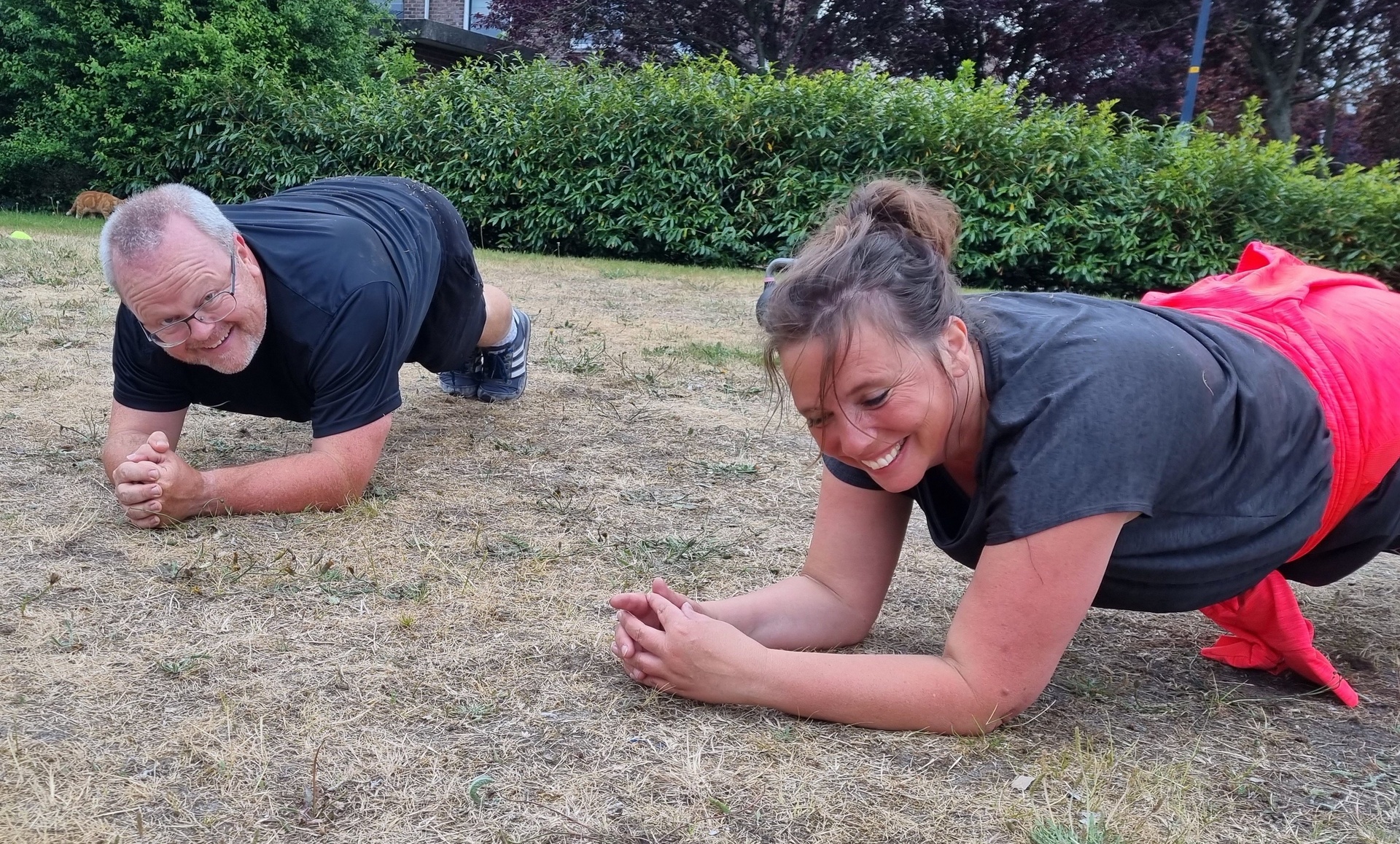 twee sporters in plank positie